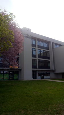 Vstup do budovy (vchod vedle Jungle Areny, výtahem do 2. patra)
