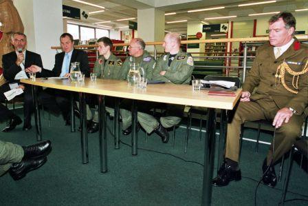 Tlumočení (úplně vlevo) na besedě s pitoty v rámci Dnů NATO - Dům Librex, Ostrava.